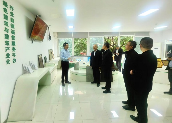 1730453891.jpg 調研組參觀協會(hui) 行業(ye) 自律誠信服務平台.jpg