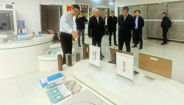 1730453903.jpg 1調研組參觀協會(hui) 新材料新技術展示區.jpg